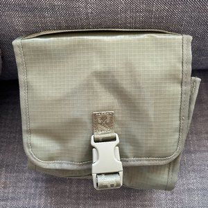 Calpak Terra Toiletry Bag in (Juniper)